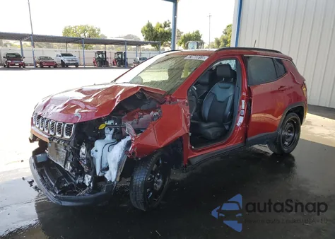 2025 Jeep Compass Latitude z USA, uszkodzony, nr VIN 3C4NJDBN3ST549796